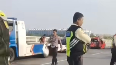Petugas tangani kecelakaan beruntun di PIK 2, Jakarta