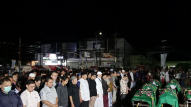 Jenazah korban kecelakaan maut Bromo disalatkan di halaman parkir RSBS Jember