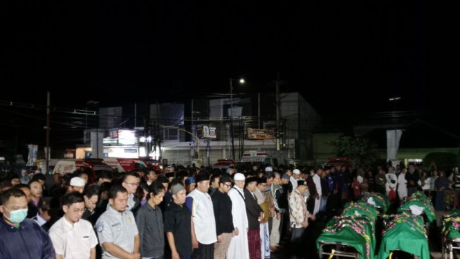 Jenazah korban kecelakaan maut Bromo disalatkan di halaman parkir RSBS Jember