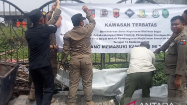 Satpol PP Kota Bogor memasang spanduk di gerbang Masjid Imam Ahmad bin Hanbal