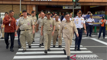 Gubernur DKI Jakarta Pramono Anung menyebrang lewat pelican crossing Stasiun Cikini