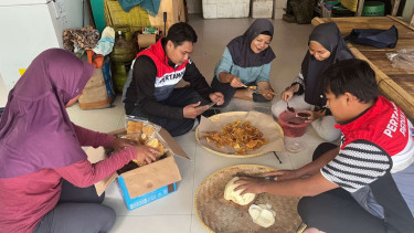 Masyarakat Pulau Untung Jawa mengolah mangrove jadi cemilan.