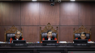 Ketua MK, Suhartoyo (tengah)