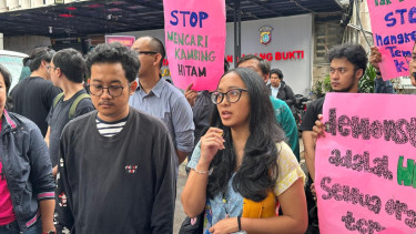 Kakak Delpedro (kiri) dan kakak admin IG gejayan memanggil (kanan)
