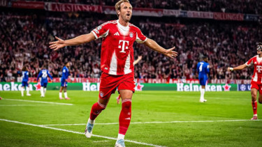 Pemain Bayern Munich Harry Kane rayakan gol ke gawang Chelsea