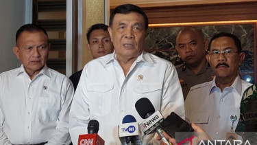 Menko Polkam, Djamari Chaniago (tengah)