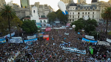 Puluhan ribu warga Argentina protes menentang keputusan Presiden Argentina