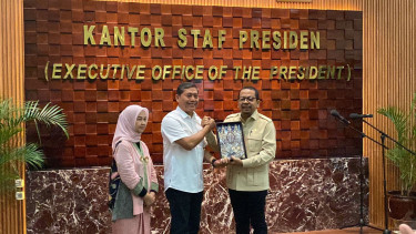AM Putranto dan Muhammad Qodari dalam acara serah terima jabatan KSP