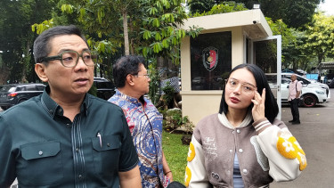Wika Salim (kanan) dan pengacara (kiri)
