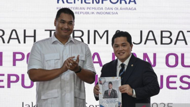 Serah terima jabatan Menpora dari Dito Ariotedjo ke Erick Thohir