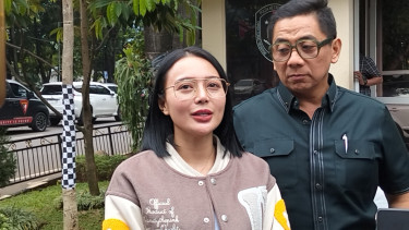 Wika Salim (tengah) dan pengacara (kanan)