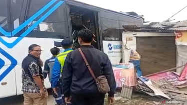 Bus Transjakarta menabrak empat ruko hingga menyebabkan sejumlah orang luka
