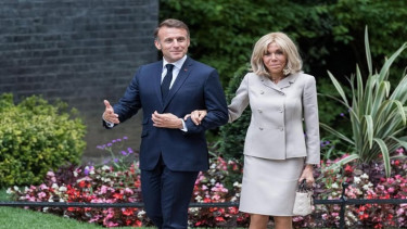 Presiden Prancis Emmanuel Macron bersama istrinya Brigitte Macron