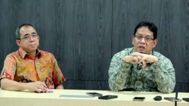 Menteri Keuangan Purbaya Yudhi Sadewa bersama Sekjen Kemenkeu