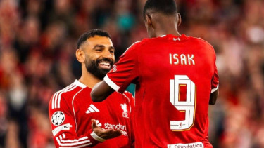 Pemain Liverpool Mohamed Salah dan Alexander Isak