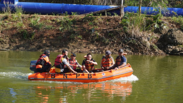 Pencarian warga yang tenggelam di Sungai Bengawan Solo