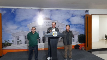 Ketua BK DPRD Provinsi Gorontalo Fikram Salilama (tengah)