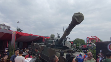 Pengunjung memandangi Tank Harimau di acara TNI AD Fair 2025