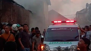 Mobil ambulans saat mengevakuasi korban kebakaran di Lhokseumawe, Aceh