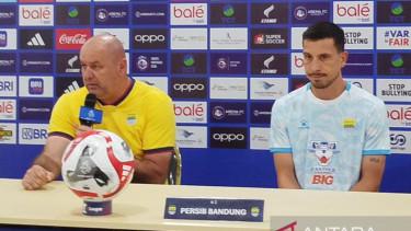 Pelatih Persib Bandung, Bojan Hodak bersama Thom Haye