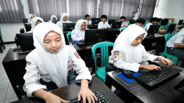 Ilustrasi siswa kelas XII SMA/SMK mengikuti tes kemampuan akademik (TKA)