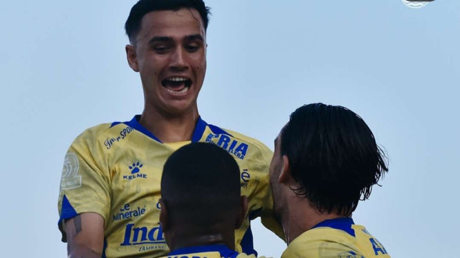 Pemain Persib Bandung rayakan gol Uilliam Barros