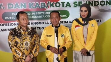 Ketua Umum Partai Golkar, Bahlil Lahadalia (tengah)