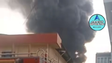 Screenshoot kebakaran gudang karpet di jakut