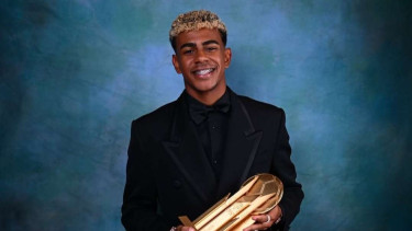 Lamine Yamal sabet Piala Kopa Ballon d'Or 2025