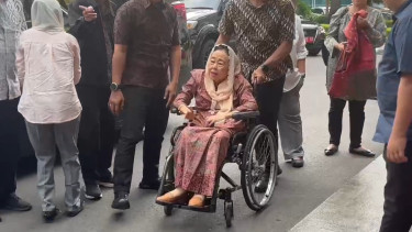 Sinta Wahid jenguk aktivis di Polda Metro Jaya