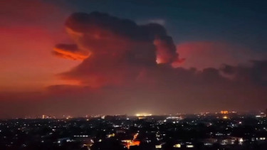 Awan tebal disertai kilatan cahaya di atas langit Garut