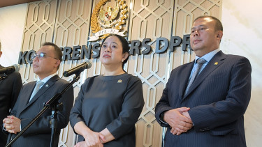 Ketua DPR RI, Puan Maharani (tengah) di Kompleks Parlemen, Senayan 