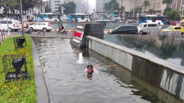 Wanita berenang di kolam patung kuda