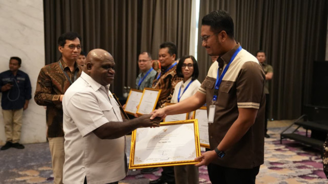 Menteri HAM, Natalius Pigai memberikan penghargaan ke PT Timah Tbk