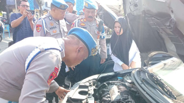 Jajaran Polres Cirebon Kota memeriksa sirene dan rotator kendaraan dinas polisi