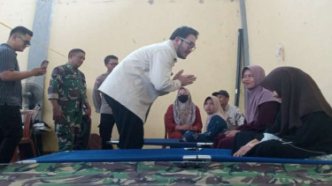 Bupati Bandung Barat, Ritchie Ismail meninjau korban keracunan MBG