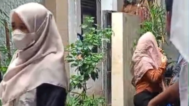 Ibu yang buang bayi di got (kanan baju warna terracotta)