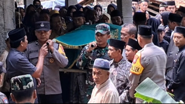Proses pemakaman korban pembacakon tewas di Pacitan, Jawa Timur