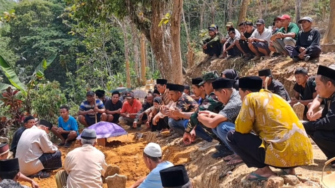 Proses pemakaman korban pembacakon di Pacitan