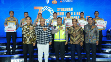 Kakorlantas Polri Irjen Agus Suryonugroho (tengah)