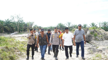 Kapolda Riau Irjen Herry Heryawan (tengah)