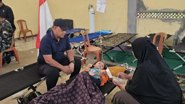 Kepala BGN Dadan Hindayana meninjau siswa keracunan MBG di Bandung Barat