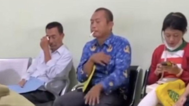 Viral Pria Berseragam Korpri Diduga ASN Merokok di Tempat Umum