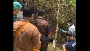 Satreskrim Polres Pacitan mengevakuasi jasad dari hutan Desa Temon