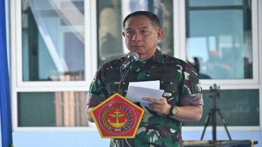 Panglima TNI Jenderal Agus Subiyanto meninjau pembukaan SPPG TNI AU di Boyolali