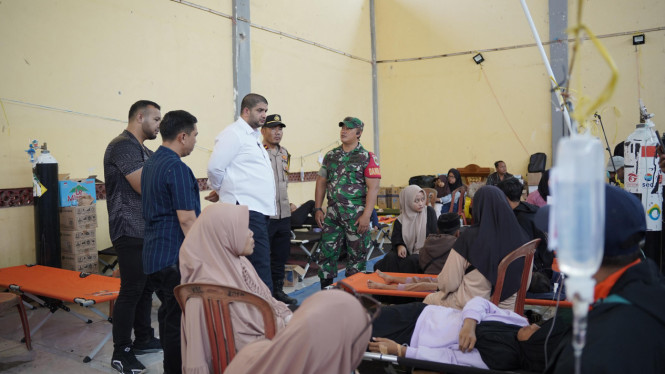 Anggota DPR RI Fraksi Partai NasDem, Rajiv menjenguk korban keracunan MBG