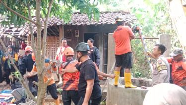 Proses evakuasi pria yang ditemukan meninggal dunia di dalam sumur, Sragen 