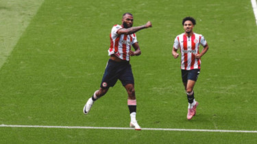 Igor Thiago (kiri) mencetak dua gol untuk Brentford saat mengalahkan MU