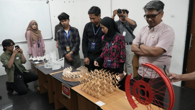 Mahasiswa DKV UTB gelar pameran Warkop DKV 2025