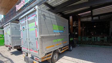 Kendaraan boks berlogo MBG terparkir di depan SPPG Panen Resto, Tulungagung